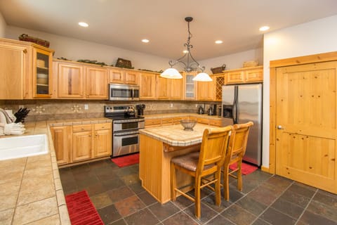All Stainless Appliances / Lots of Counter Space / Large Pantry