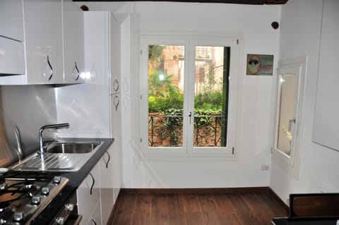 Kitchen with double window on the Canal