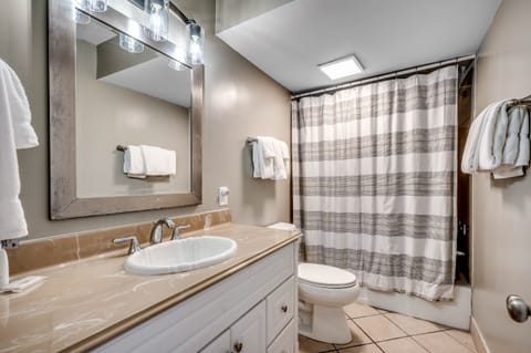 Combined shower/tub, hair dryer, towels