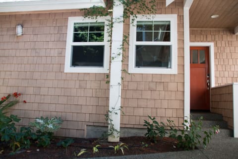 Guesthouse with private entrance.