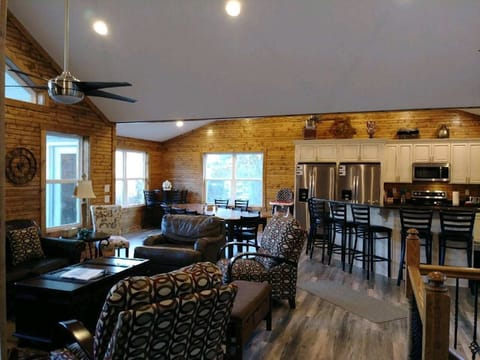 Open livingroom, kitchen and dining area with table for 12 and bar table for 4