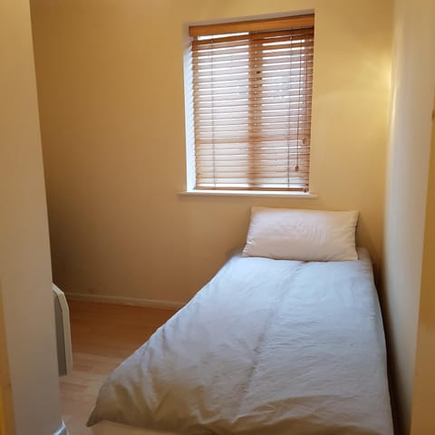 4 bedrooms, iron/ironing board, internet, bed sheets