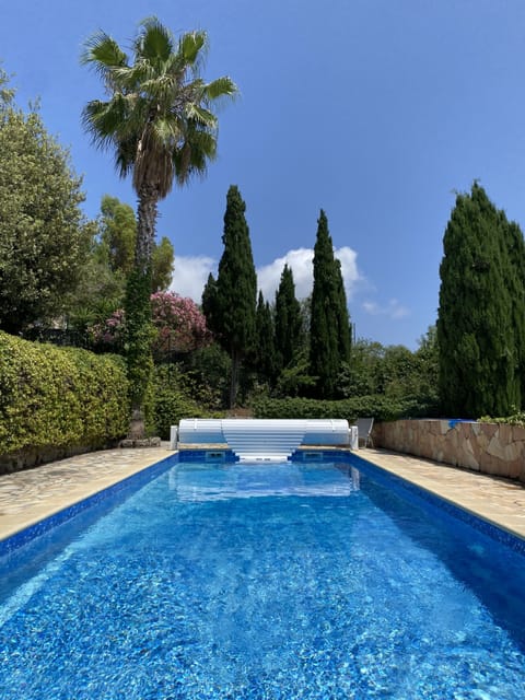 Heated swimming pool with electric cover