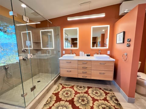 Combined shower/tub, eco-friendly toiletries, hair dryer, heated floors