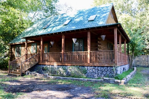 Southern Charm Cozy Log Cabin