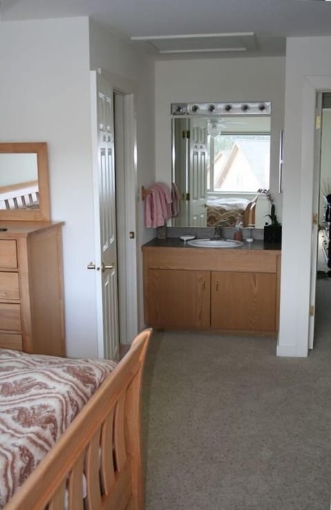 3 bedrooms, in-room safe, iron/ironing board, free WiFi