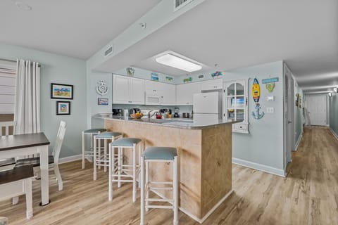 Kitchen - Enjoy a snack at the breakfast bar!