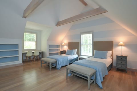 5 bedrooms, Frette Italian sheets, desk, iron/ironing board