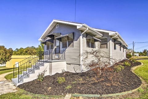 Lakeview Vacation Rental | 3BR | 2BA | 1,3650 Sq Ft | Steps Required