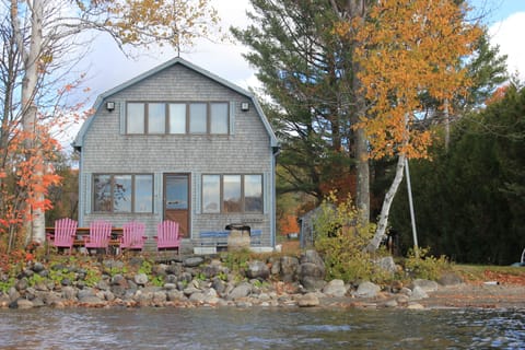 Cozy cottage on the waters edge. Sit and take in the summer and gorgeous views.