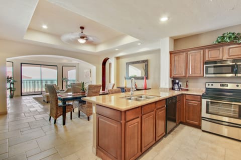 Private kitchen | Fridge, microwave, oven, stovetop