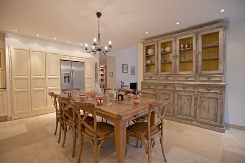 American fridge with ice dispenser and Nespresso machine (bring your pods!)