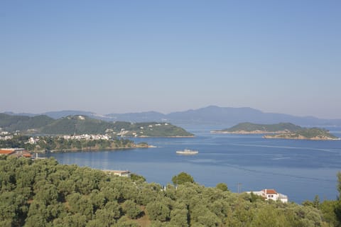 Beach nearby, sun loungers, beach towels