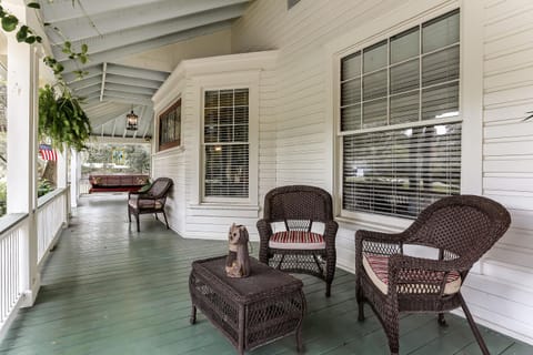 Front Porch / Settee
