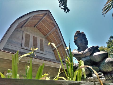 the Balinese " lumbung " wood house