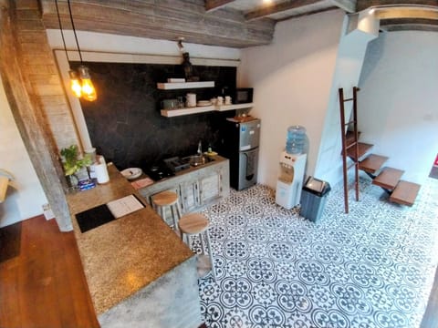 traveler kitchen : stove,utensils,microwave,blender,toaster,fridge,drinkingwater