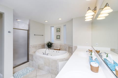 Combined shower/tub, towels