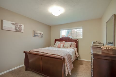 Newly remodeled condo with yard & air hockey, near hiking & shopping House in Spokane Valley
