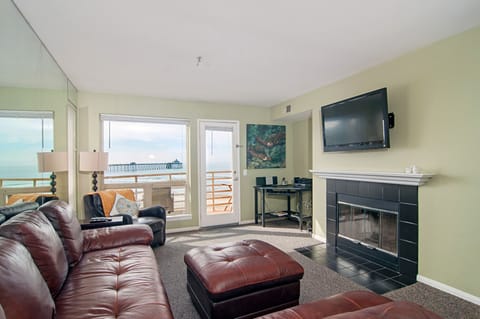 San Diego County Oceanfront 3 bedroom-heated pool\/jacuzzi. Complex on the sand Condo in Imperial Beach