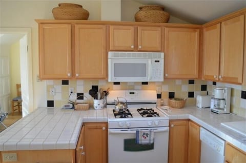 Sunny, open kitchen, fully equipped, dishwasher, microwave, all utensils.