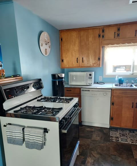 Kitchen-gas stove, microwave, dishwasher
