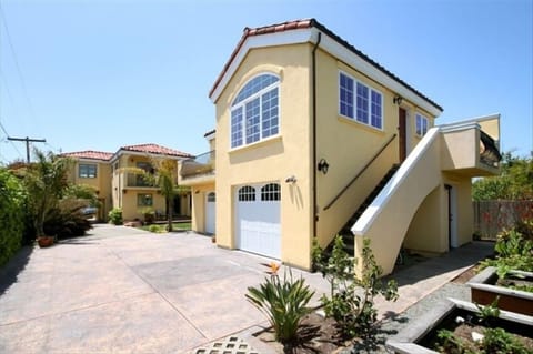Cowells Surfside with front house in background