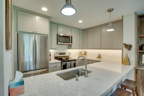 Kitchen | Coffee Maker | Ice Maker | Toaster | Trash Bags & Paper Towels