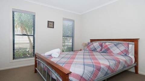 3 bedrooms, iron/ironing board, internet, bed sheets