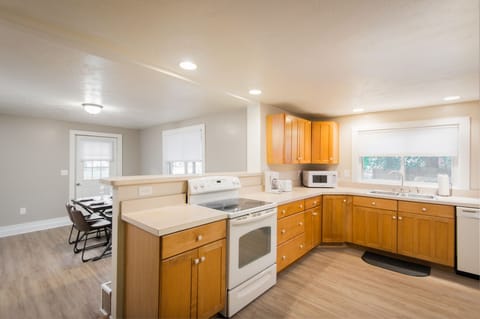 Private kitchen | Fridge, microwave, oven, stovetop