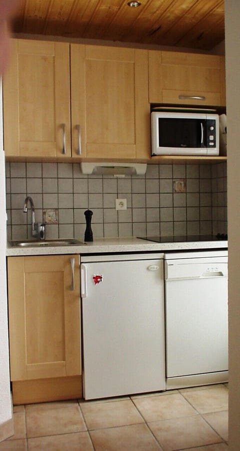 Fridge, microwave, dishwasher, coffee/tea maker