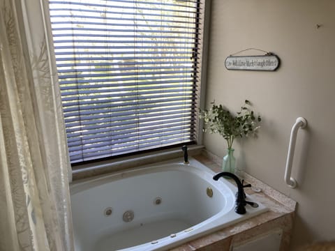 Combined shower/tub, jetted tub, hair dryer, towels