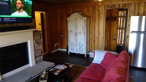 2018 TV, SOFA, WIfi (@30MB high speed)