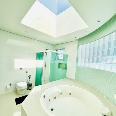 Combined shower/tub, jetted tub, hair dryer, towels