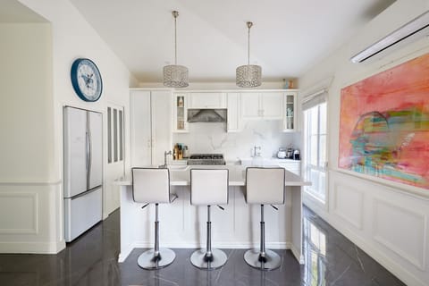 Private kitchen | Fridge, microwave, oven, stovetop