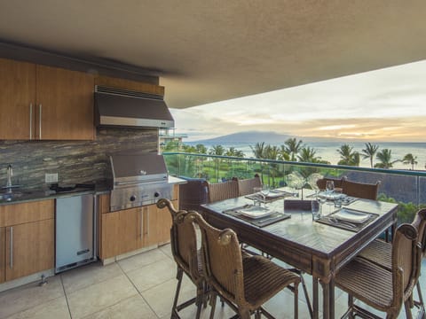Enjoy amazing Sunsets while having dinner on the private Lanai