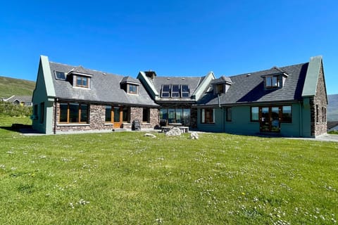 Dun Mhorain Holiday Home featuring Large Backyard and Outdoor Dining Area