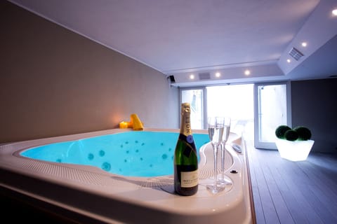Salute! Toast your stay on the lake in the indoor jacuzzi open all year!