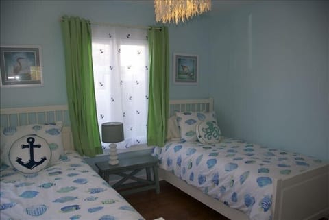 2 bedrooms, internet, bed sheets