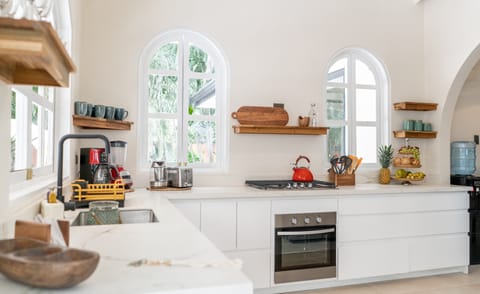 Fridge, oven, stovetop, coffee/tea maker