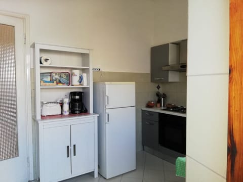 Fridge, oven, stovetop, coffee/tea maker