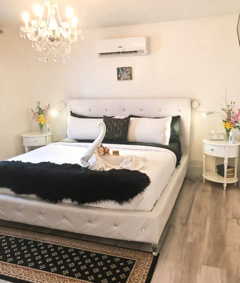 Main Bedroom w/ king size bed, TV, premium foam mattress, fine linens and towels