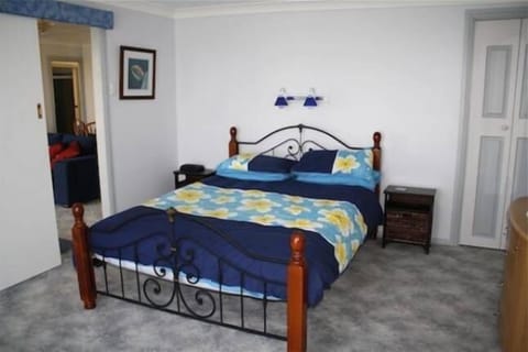 3 bedrooms, iron/ironing board, bed sheets, wheelchair access