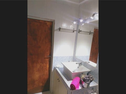 Combined shower/tub, hair dryer, towels