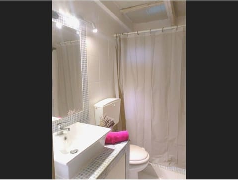 Combined shower/tub, hair dryer, towels