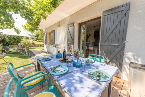 Garden with terrace and dining area