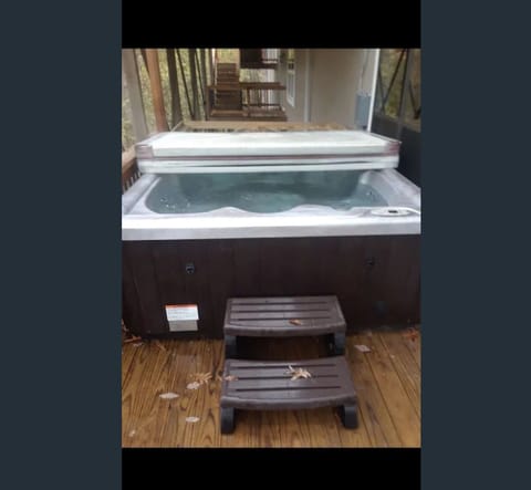 Hot Tub located on Lower Deck