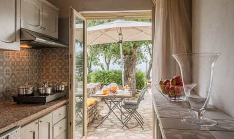 Countertop, Room, Property, Interior Design, Kitchen, Furniture, Home, Building, House, Real Estate