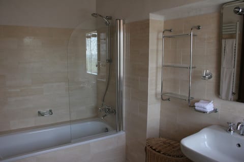 Combined shower/tub, hair dryer, bidet, towels