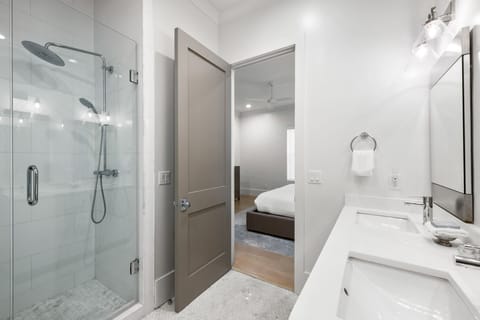 Combined shower/tub, hair dryer, towels