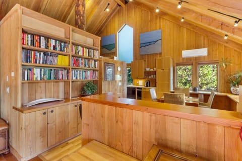 View toward the eat-in kitchen